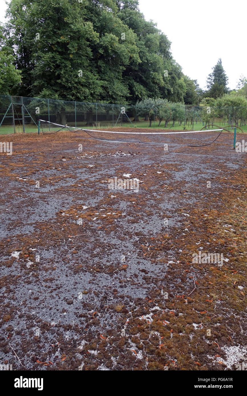 Stillgelegte Tennisplatz in schlechtem Zustand Stockfoto