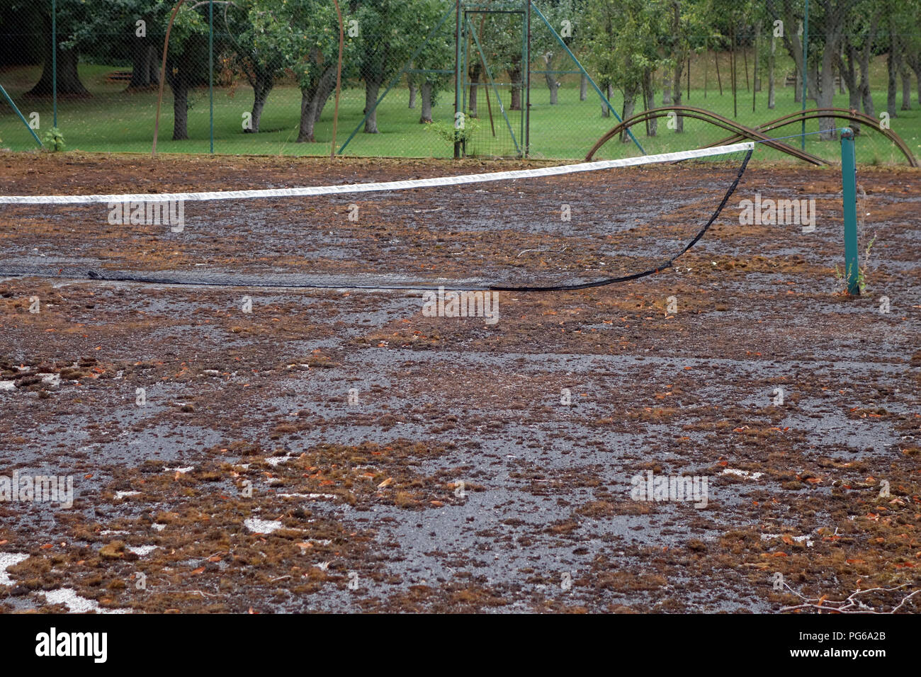 Stillgelegte Tennisplatz in schlechtem Zustand Stockfoto