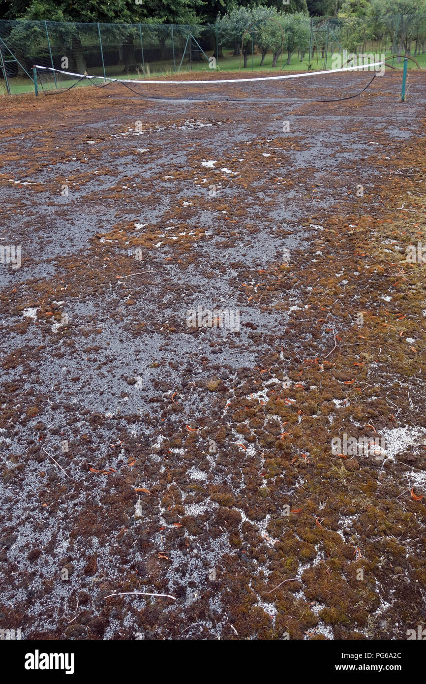 Stillgelegte Tennisplatz in schlechtem Zustand Stockfoto