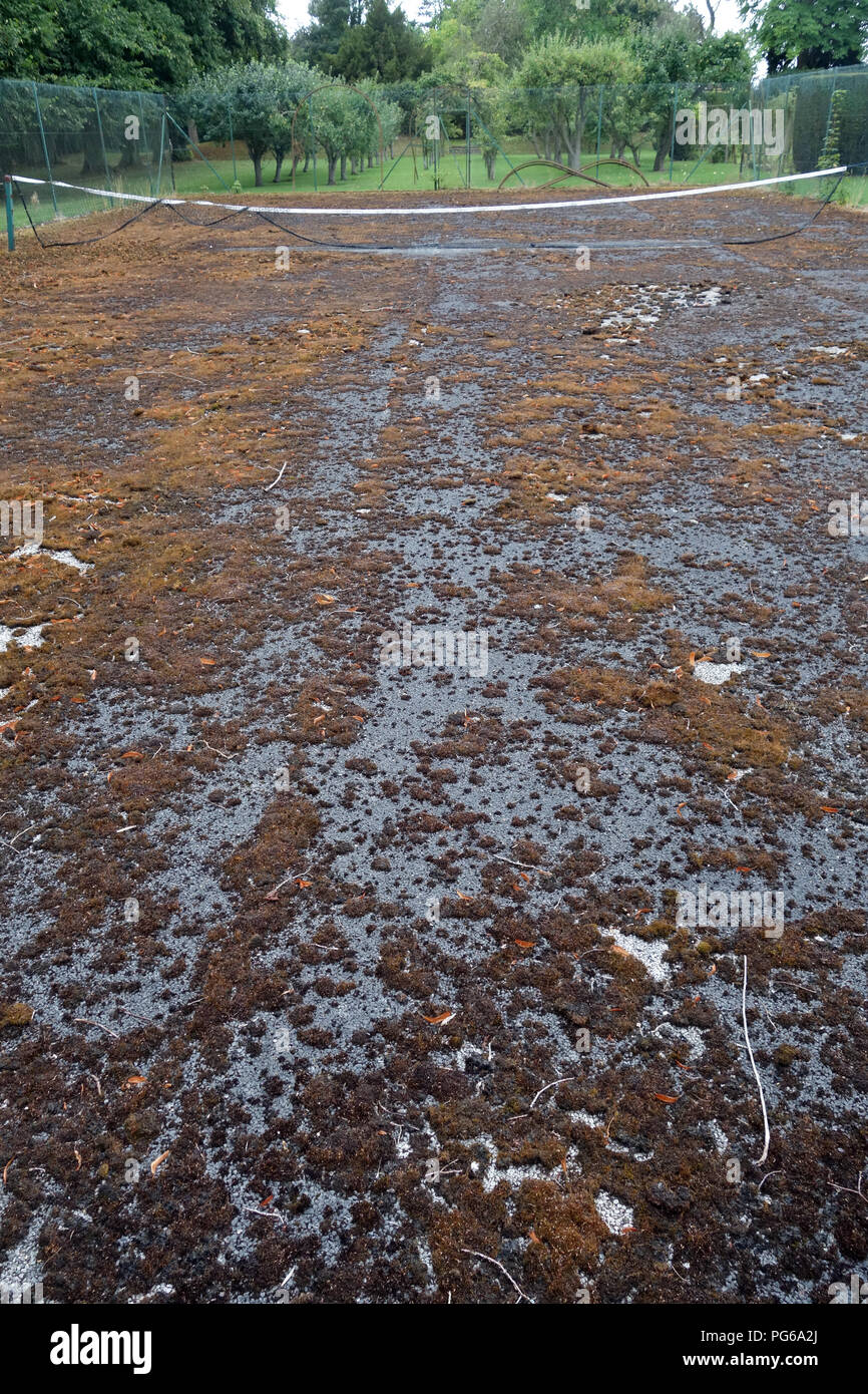 Stillgelegte Tennisplatz in schlechtem Zustand Stockfoto