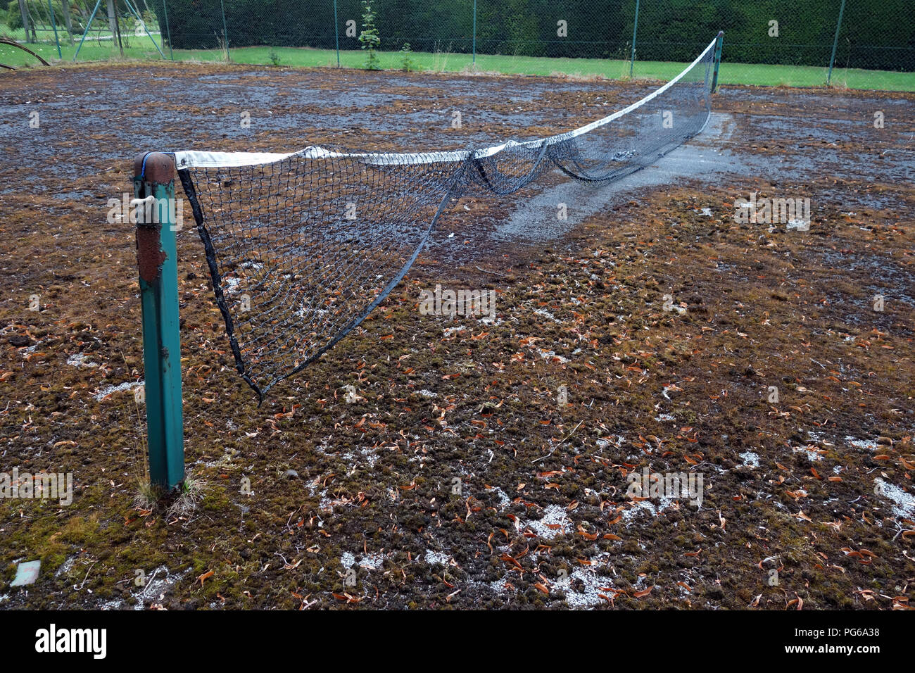 Stillgelegte Tennisplatz in schlechtem Zustand Stockfoto