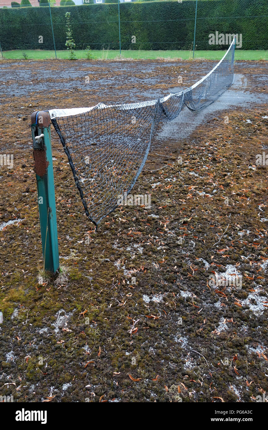 Stillgelegte Tennisplatz in schlechtem Zustand Stockfoto