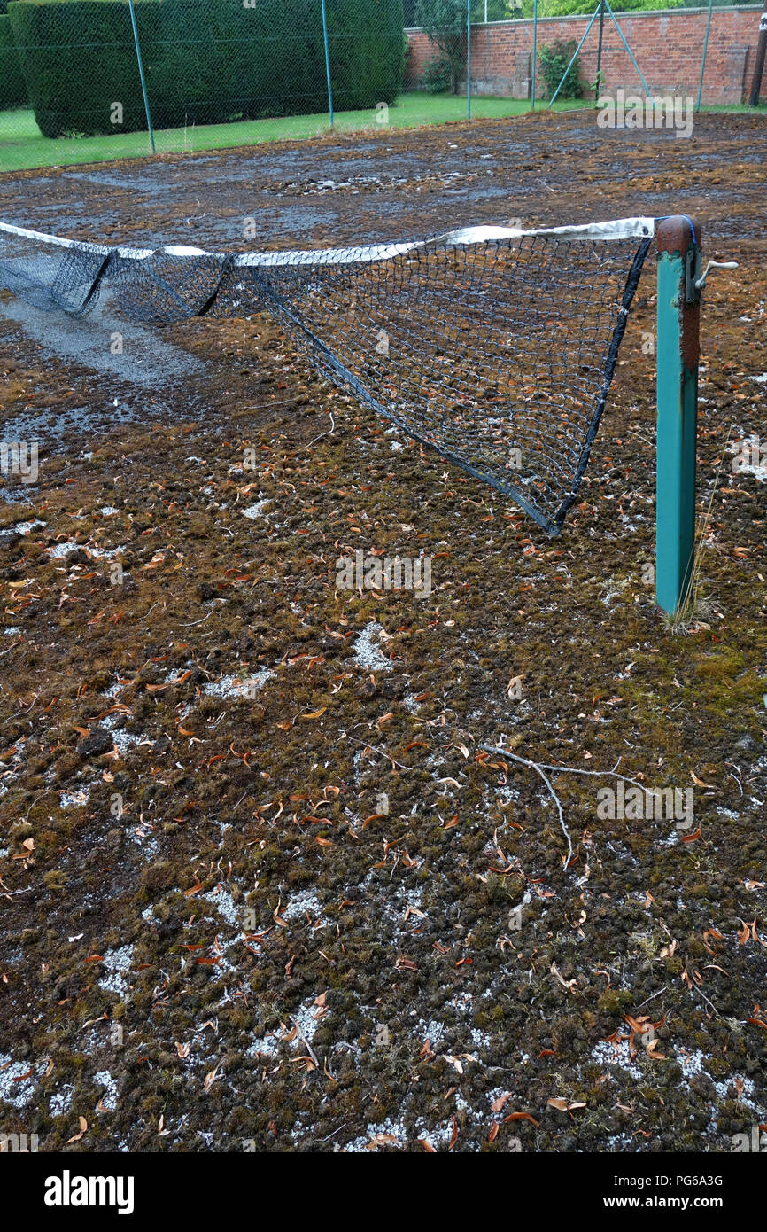 Stillgelegte Tennisplatz in schlechtem Zustand Stockfoto