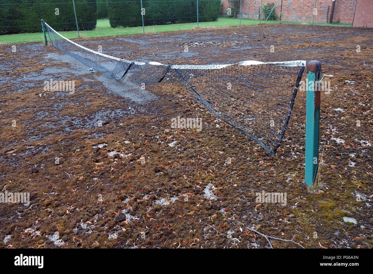 Stillgelegte Tennisplatz in schlechtem Zustand Stockfoto