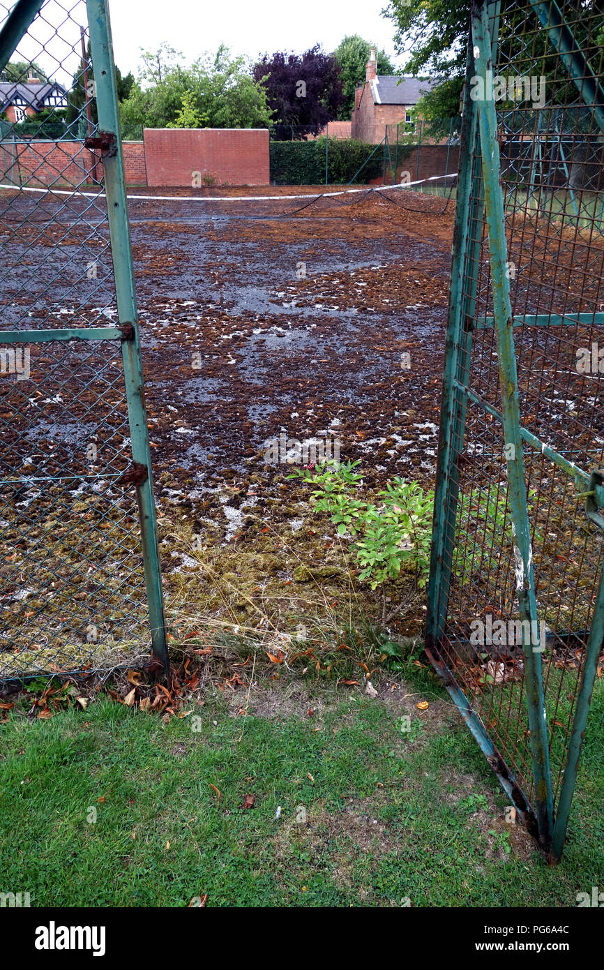 Stillgelegte Tennisplatz in schlechtem Zustand Stockfoto