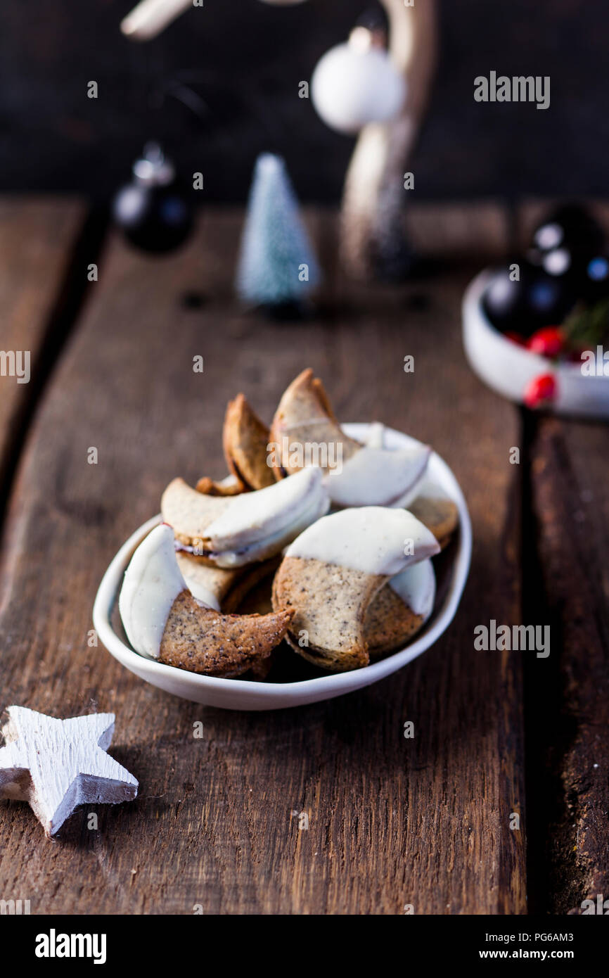 Mürbteig Gebäck mit Mohn- und weißer Schokolade gefüllt mit Trauben Gelee Stockfoto