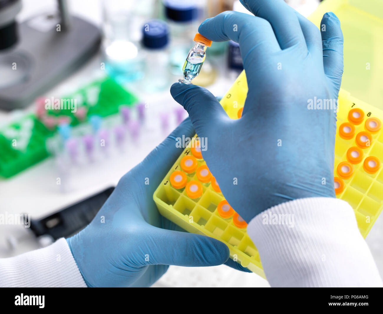 Forschung Experiment, Wissenschaftler Vorbereitung der Probe in Durchstechflaschen zur Analyse Stockfoto