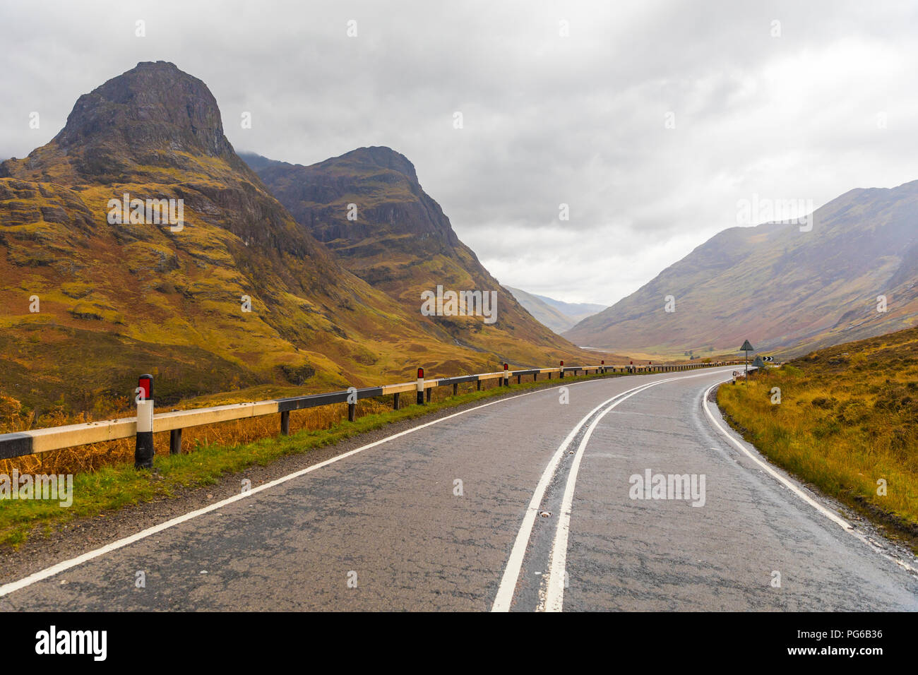 Großbritannien, Schottland, malerischen Straße durch die Berge in den schottischen Highlands in der Nähe von Trencin mit Blick auf die Drei Schwestern Stockfoto