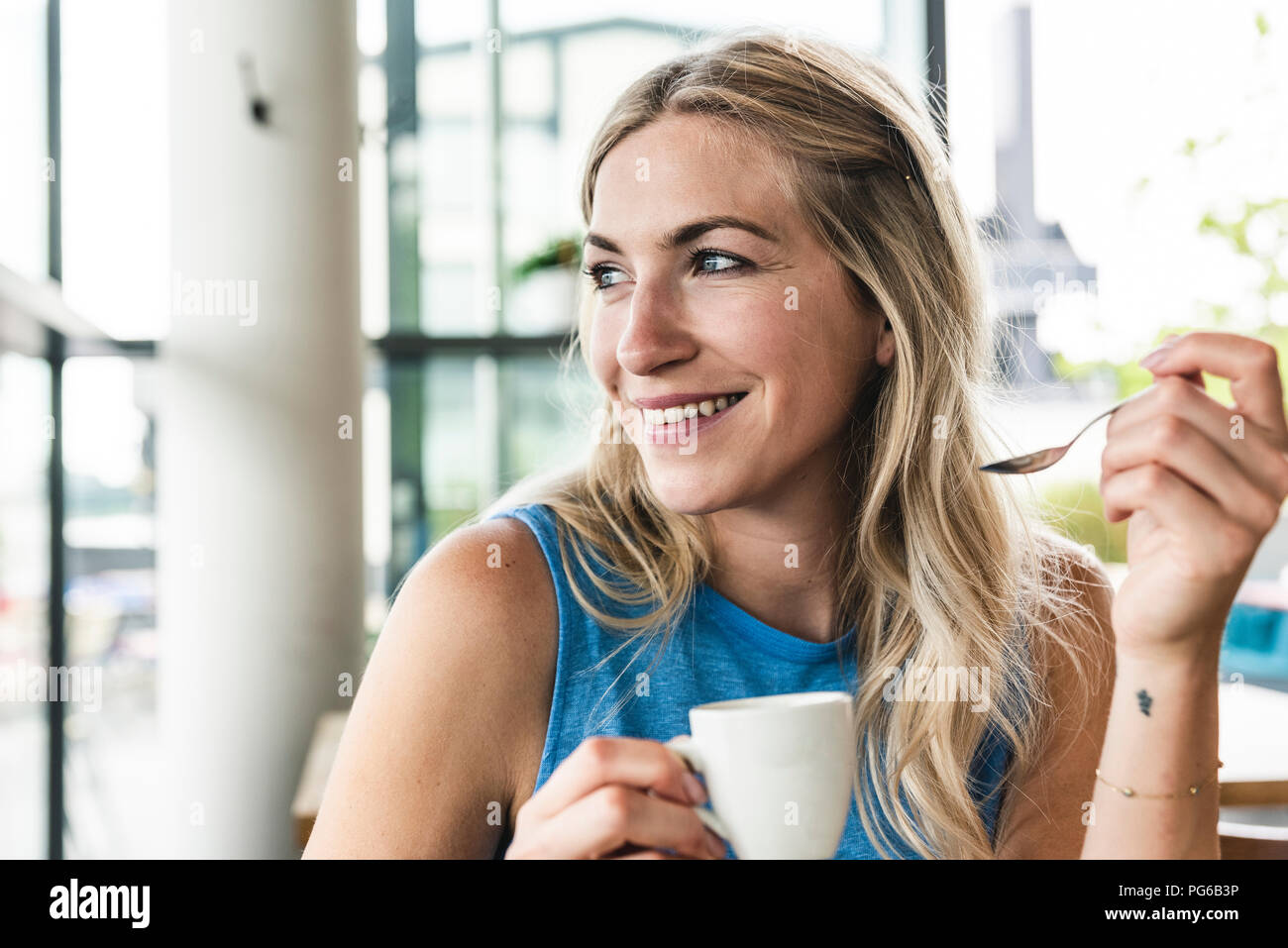 Junge Frau im Cafe Kaffee trinken Stockfoto