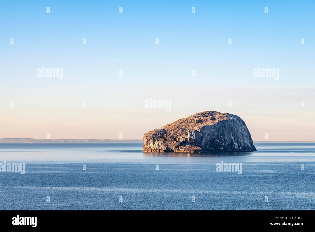 Großbritannien, Schottland, East Lothian, North Berwick, Erhabene, Blick auf Bass Rock (weltberühmten Gannet Kolonie) bei Sonnenuntergang, Leuchtturm, Stockfoto