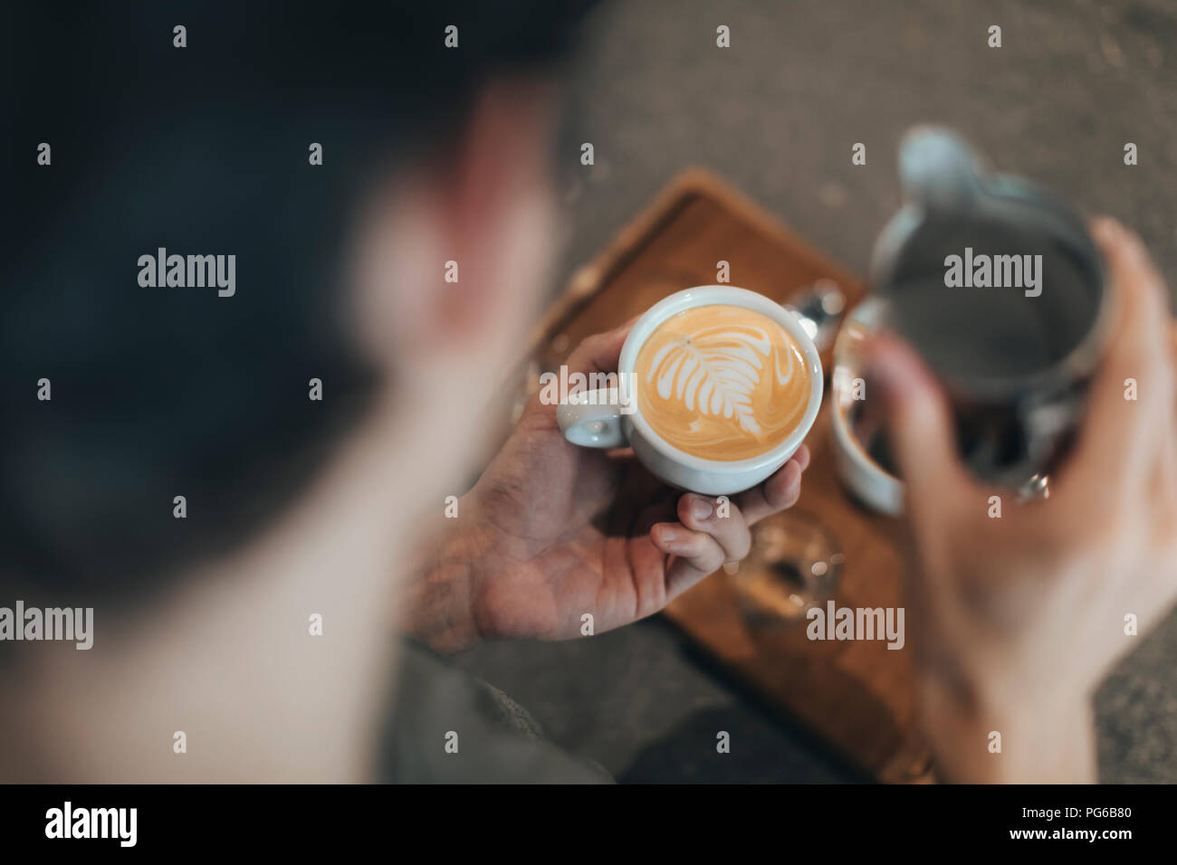 Mann Zubereitung von Kaffee Stockfoto