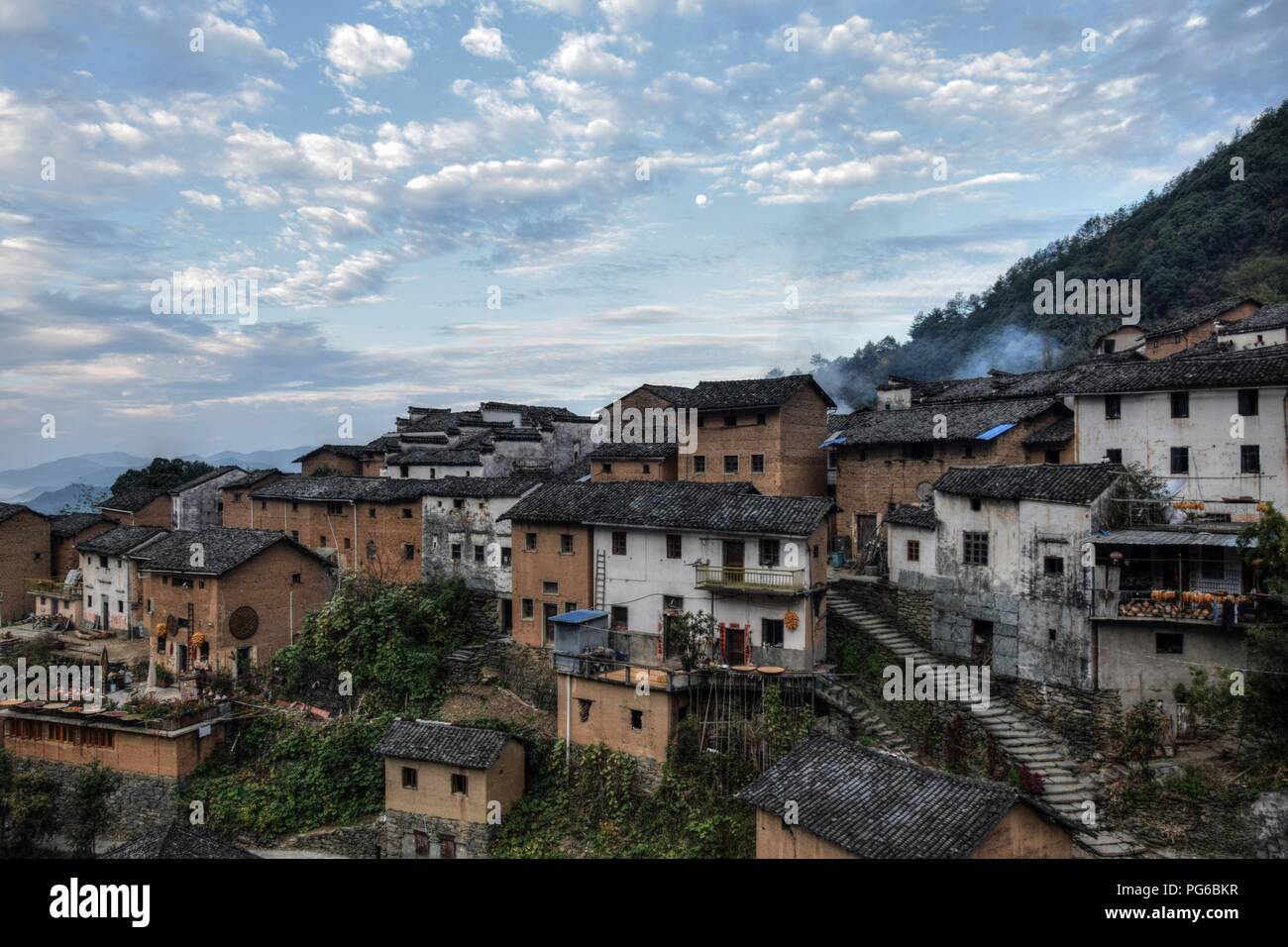 Die Yangchan tulou, der chinesischen ländlichen irdenen Wohnung in der Provinz Anhui in China. Stockfoto