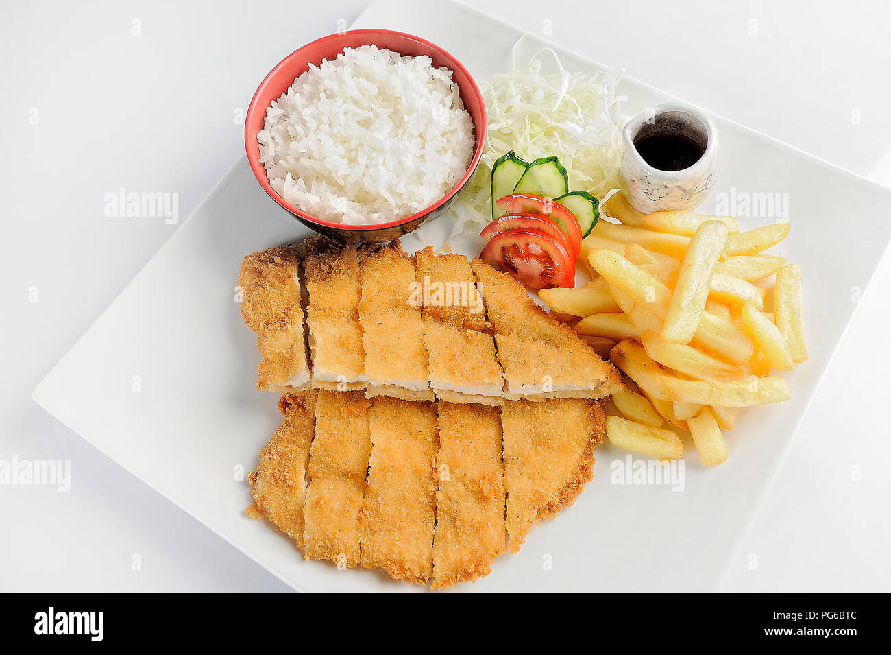 Fischgericht - gebratenes Kabeljaufilet mit Gemüse. Stockfoto
