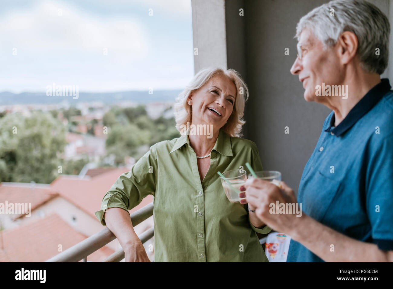 Älteres Ehepaar miteinander reden auf dem Balkon Stockfoto