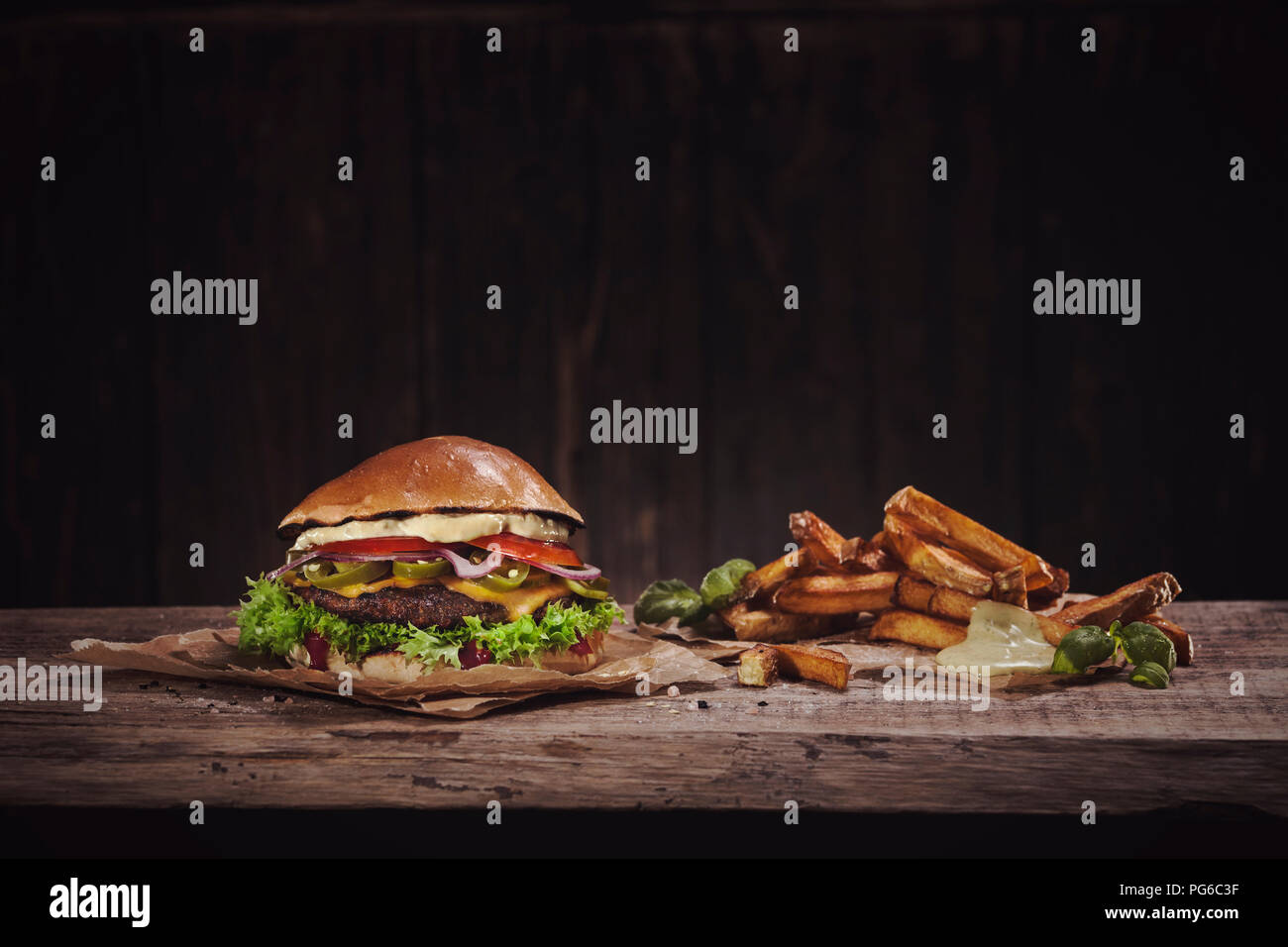 Hot Chili Burger mit Pommes frites Stockfoto