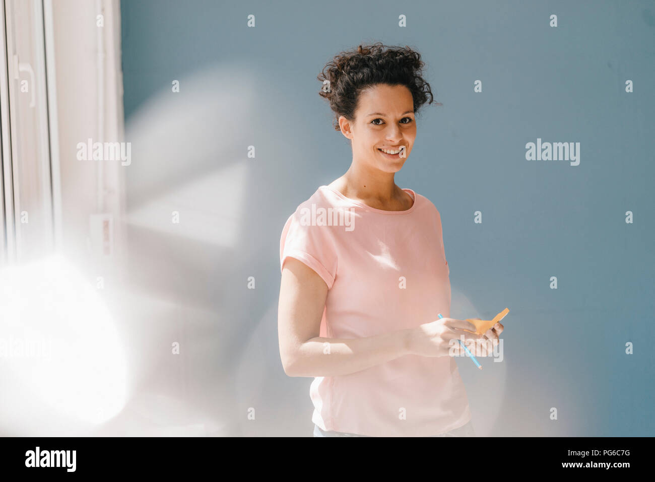 Lächelnde Frau Notizen Stockfoto