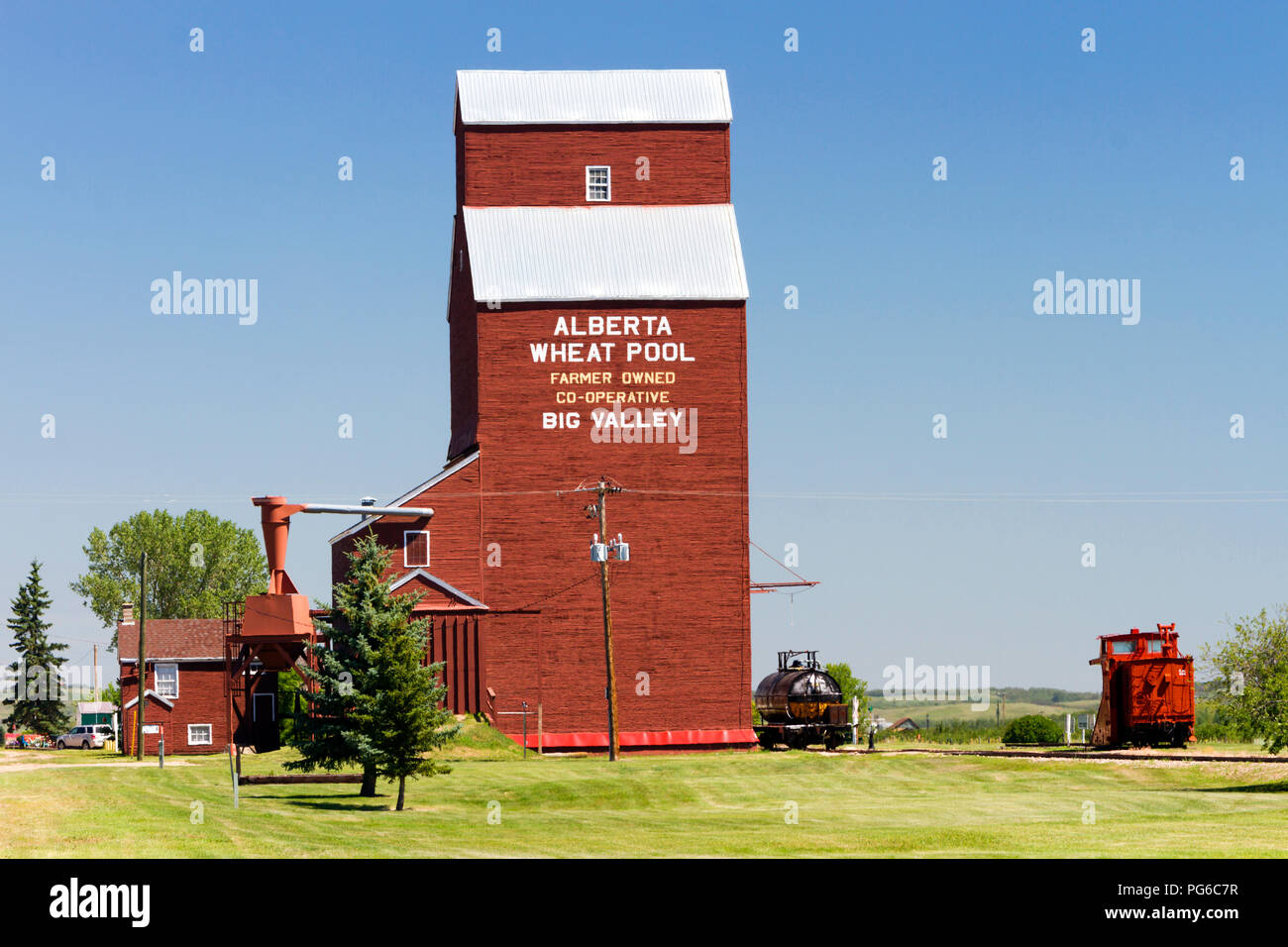 Juli 13, 2018 - Big Valley, Alberta, Kanada: altes verwittertes Holz Getreidesilos in der kleinen kanadischen Prairie Stadt Big Valley, Alberta, Kanada. Stockfoto