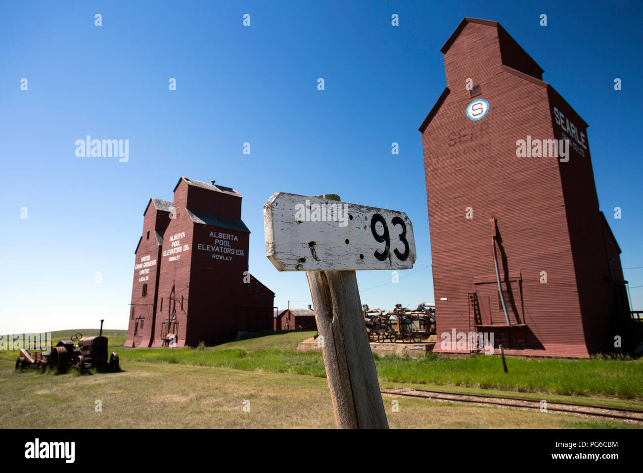 Juli 13, 2018 - Rowley, Alberta, Kanada: altes verwittertes Holz Getreidesilos in der kleinen kanadischen Prairie Stadt Rowley, Alberta, Kanada. Stockfoto