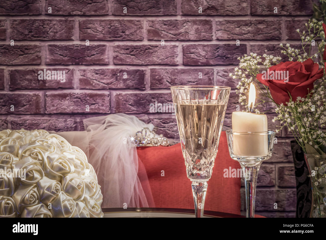 Sitz an der Braut Braut Tabelle mit Blumenstrauß, Tiara & Schleier, Kerze, Rose & Champagner Stockfoto