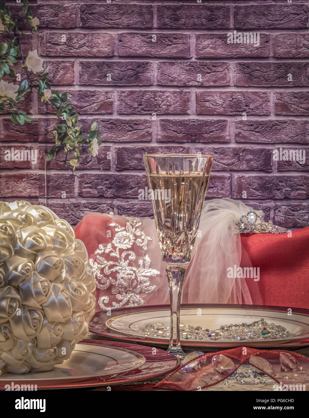 Sitz an der Braut Braut Tabelle mit Tiara mit Schleier, Champagner Kerze und rote Rosen Stockfoto