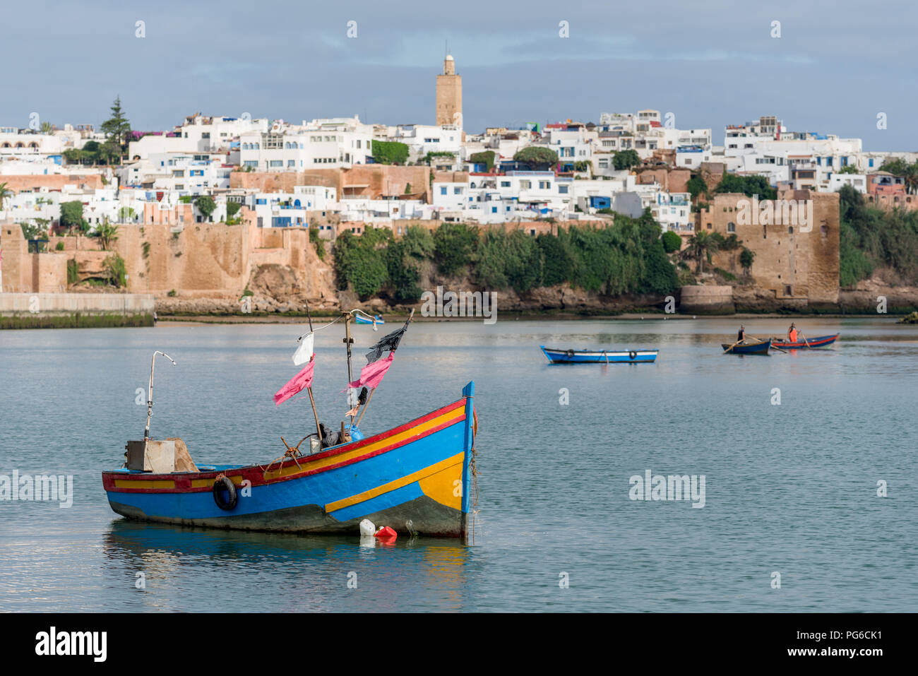 Kasbah des Oudayas und Fischerboote in Rabat, Marokko Stockfoto