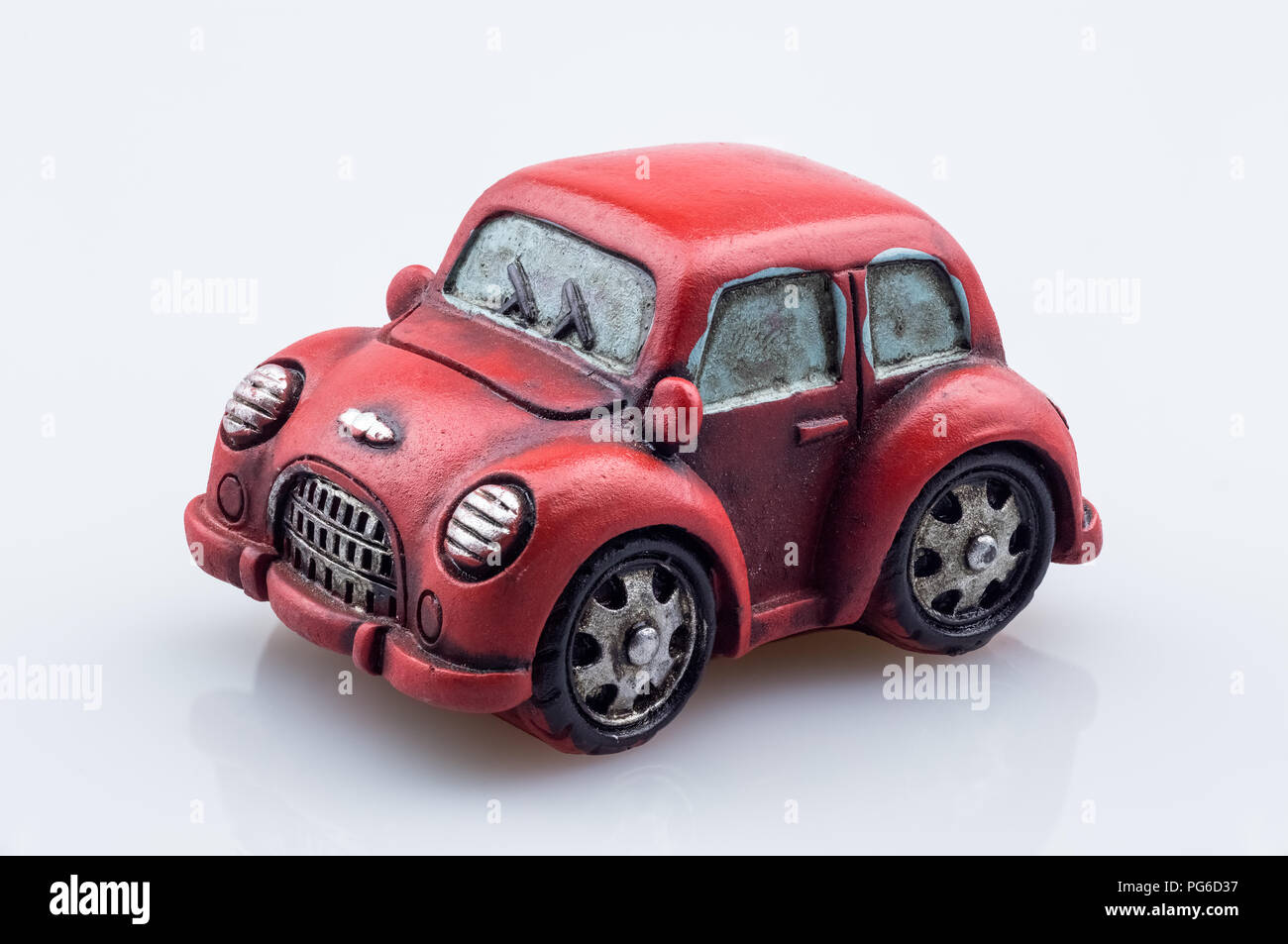 Retro Classic alt cute rotes Auto Modell auf dem weißen Hintergrund, Fokus Bild gestapelt. Stockfoto