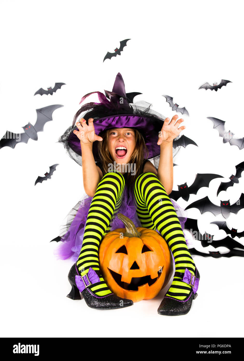 Halloween Kinder, glücklich Scary Girl gekleidet in Halloween Kostüm von  Hexe, Zauberer für Pumpkin Patch und Halloween Party Stockfotografie - Alamy