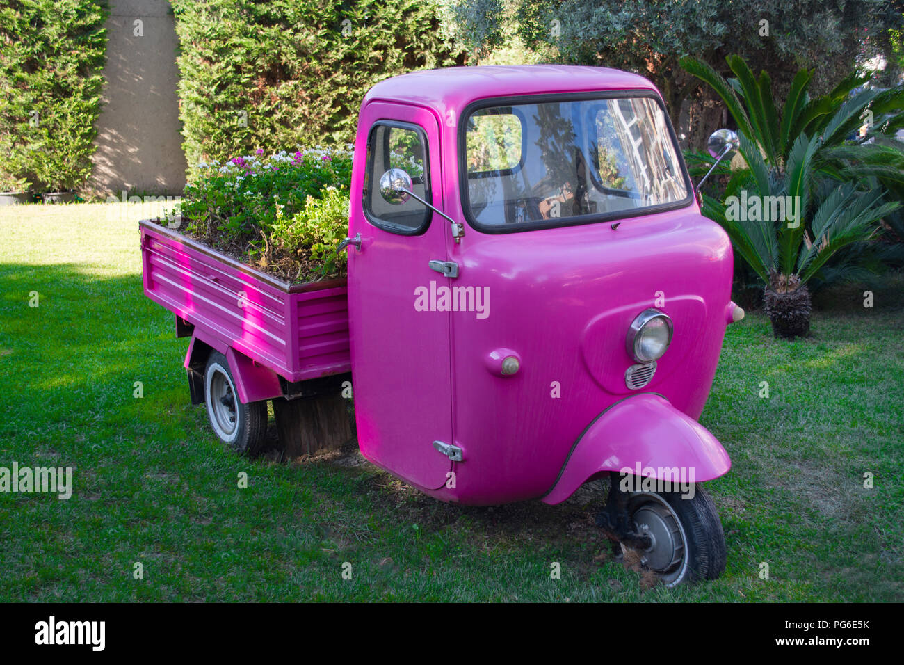 Three wheeled piaggio ape in Fotos und Bildmaterial in hoher