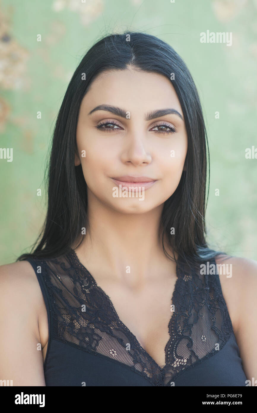 Kopf und Schultern Porträt einer schönen jungen Frau im freien Stockfoto