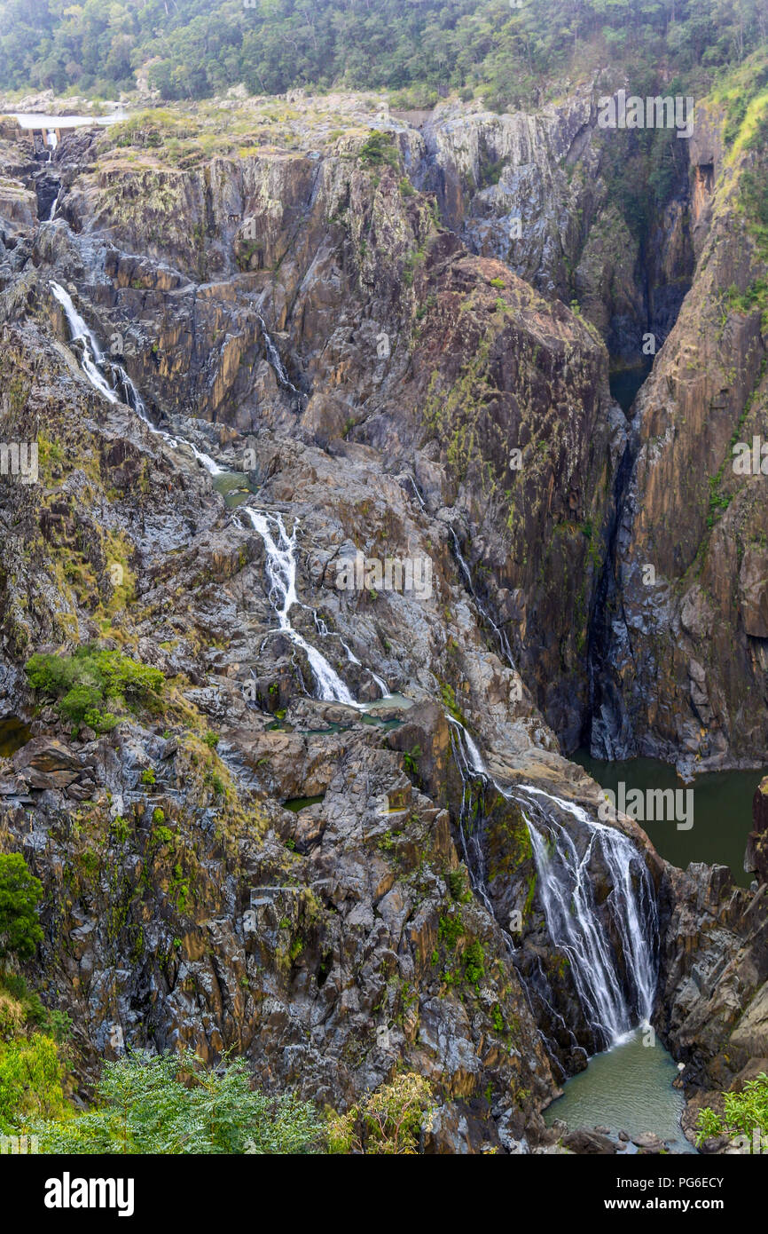 Wasserfall fließt über Felsen in der Barron Falls Gorge Stockfoto