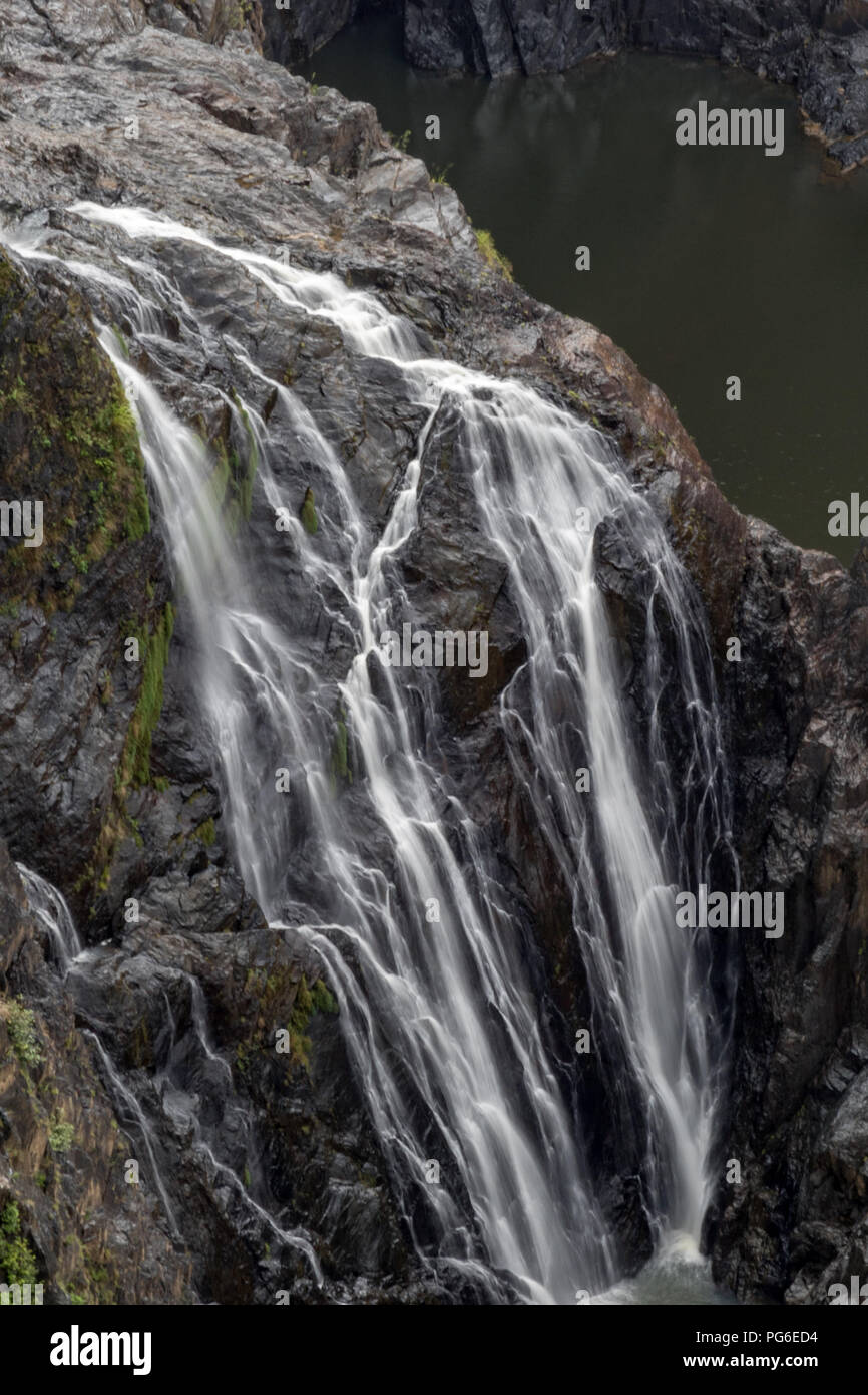 Wasserfall fließt über Felsen in der Barron Falls Gorge Stockfoto