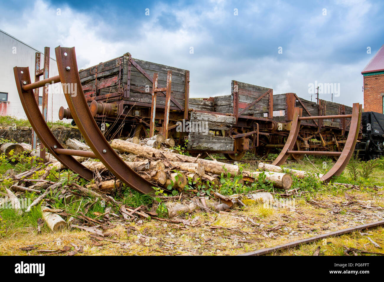 Verrottendes Holz- Eisenbahnwaggons und pit Requisiten einmal an große Grube verwendet - ein ehemaliges Bergwerk heute ein UNESCO-Welterbe in Blaenavon, Gwent, Wales, Großbritannien Stockfoto