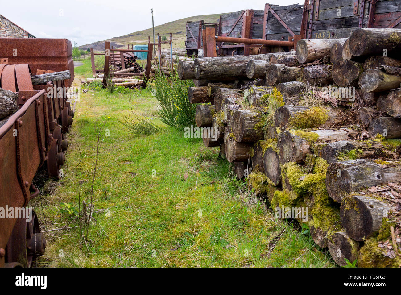 Verrottendes Holz- Eisenbahnwaggons und pit Requisiten einmal an große Grube verwendet - ein ehemaliges Bergwerk heute ein UNESCO-Welterbe in Blaenavon, Gwent, Wales, Großbritannien Stockfoto