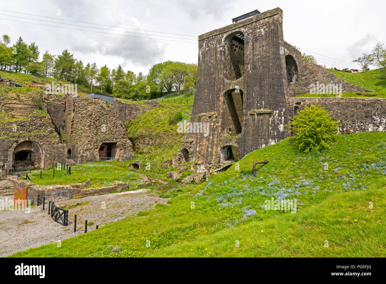 Die massive Wasser balance Tower und Hochöfen Blaenavon Eisenhütten, jetzt ein Museum und UNESCO-Weltkulturerbe in Blaenavon, Gwent, Wales, Großbritannien Stockfoto