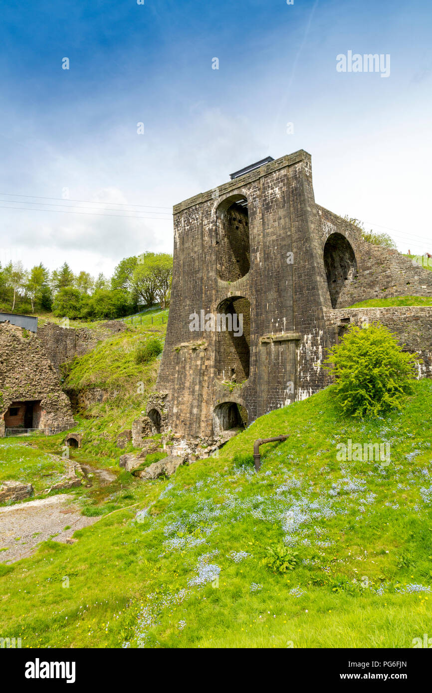 Die massive Wasser balance Tower und Hochöfen Blaenavon Eisenhütten, jetzt ein Museum und UNESCO-Weltkulturerbe in Blaenavon, Gwent, Wales, Großbritannien Stockfoto