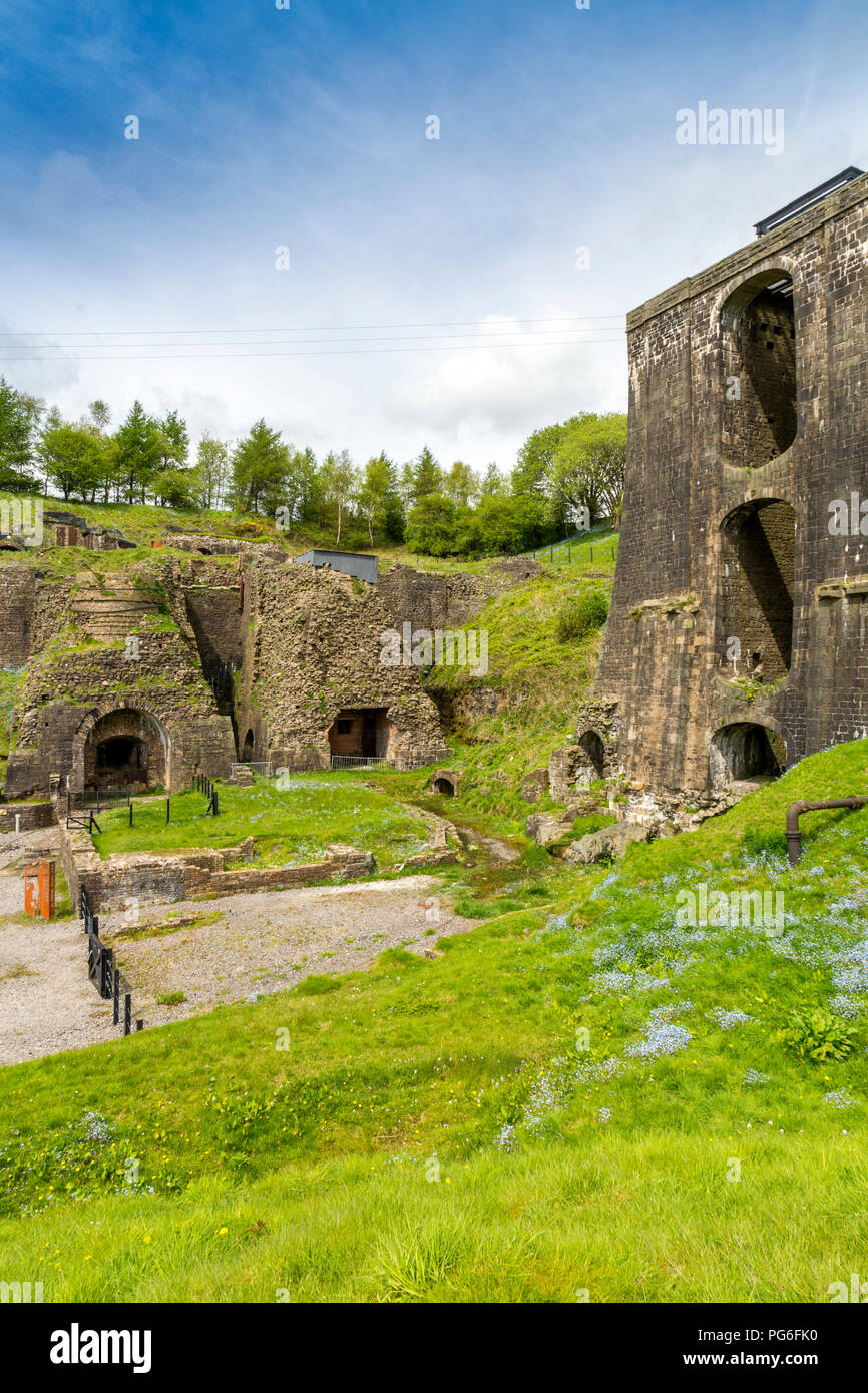 Die massive Wasser balance Tower und Hochöfen Blaenavon Eisenhütten, jetzt ein Museum und UNESCO-Weltkulturerbe in Blaenavon, Gwent, Wales, Großbritannien Stockfoto