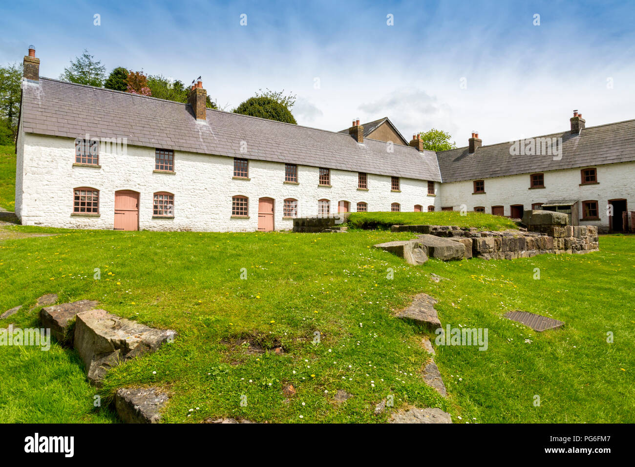 Der Stack Square Arbeiter cottages erhalten in Blaenavon Eisenhütten, jetzt ein Museum und UNESCO-Weltkulturerbe in Blaenavon, Gwent, Wales, Großbritannien Stockfoto