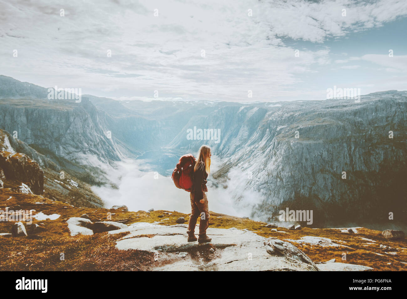 Solo unterwegs Mädchen wandern mit Rucksack in Berge Abenteuer Reise Lifestyle Urlaub Wochenende in Norwegen Stockfoto