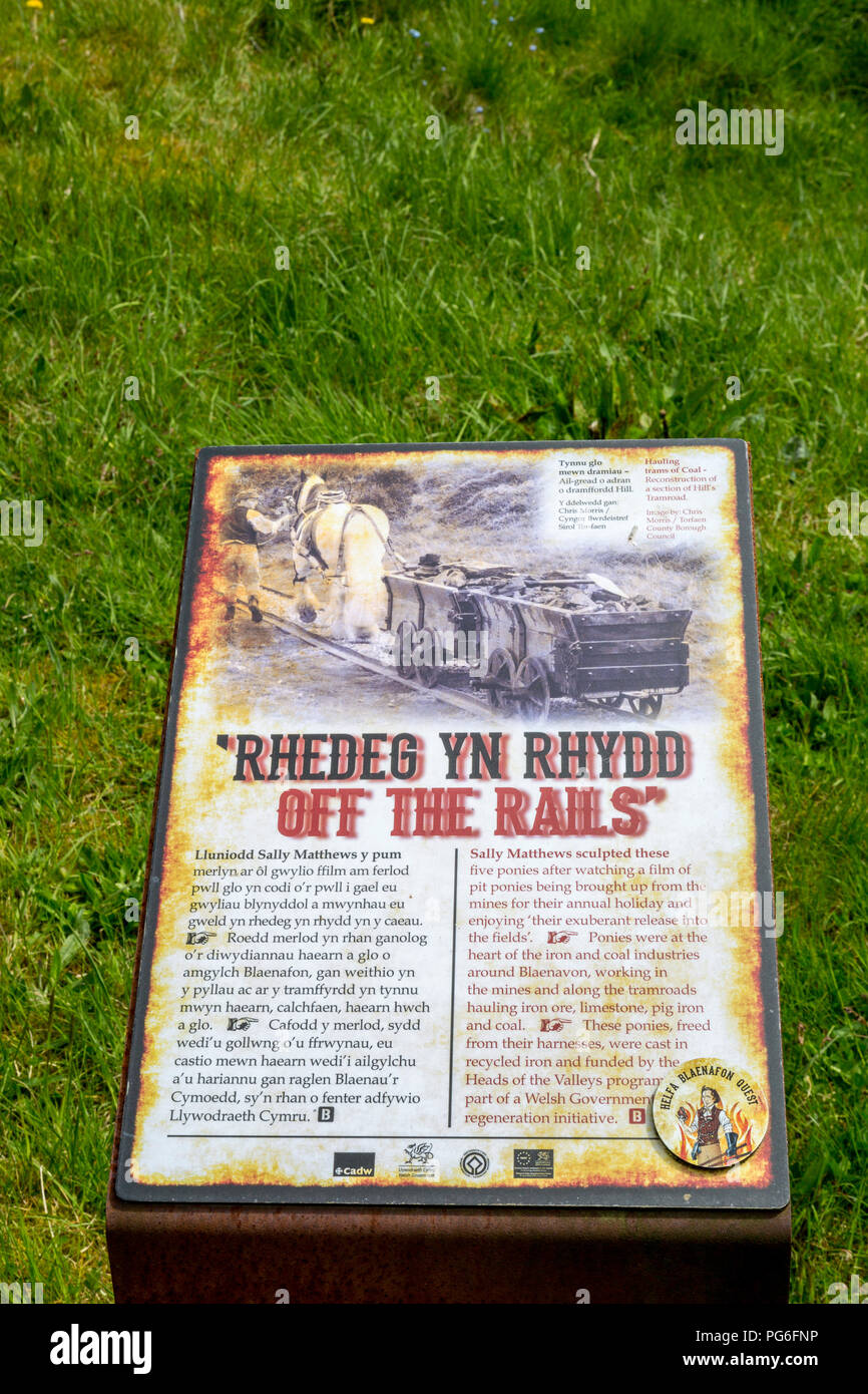 Informationen über Sally Matthews Vertiefung-pony Skulptur 'Off The Rails' bei Blaenavon Hütte, heute ein UNESCO-Welterbe in Gwent, Wales, Großbritannien Stockfoto