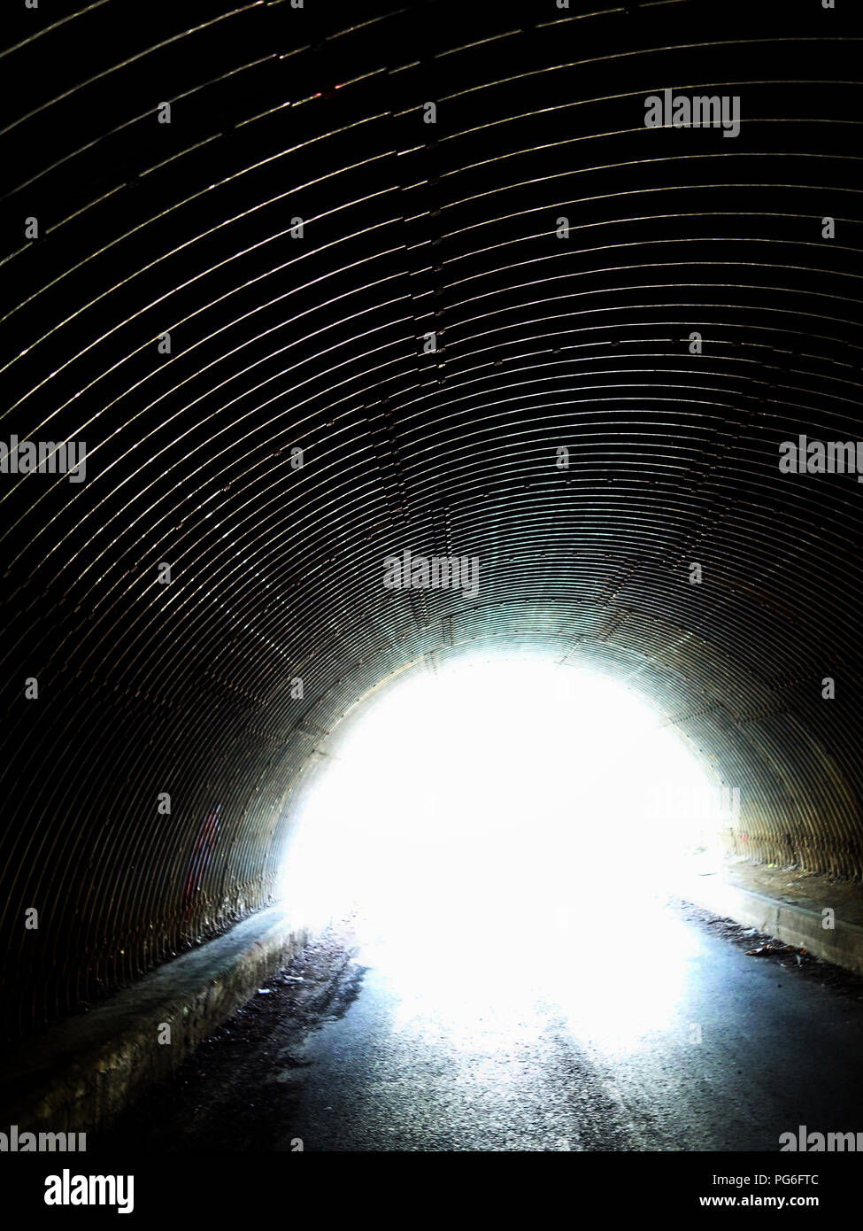 Dunkle gewellte Tunnel und Straße unter eine französische Autobahn Autoroute führenden Stockfoto