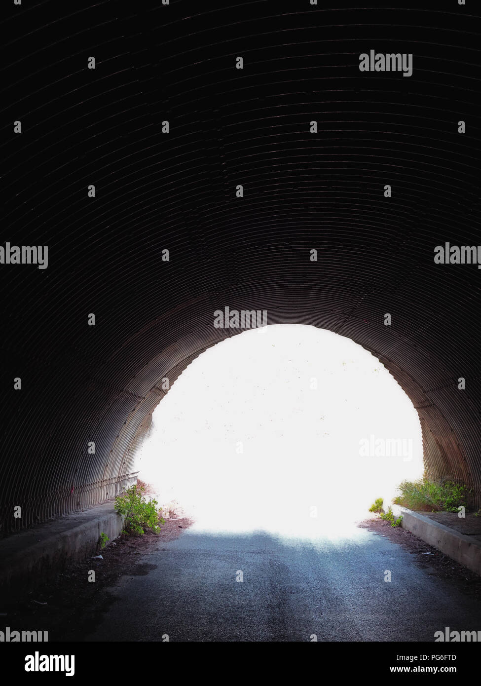 Dunkle gewellte Tunnel und Straße unter eine französische Autobahn Autoroute führenden Stockfoto