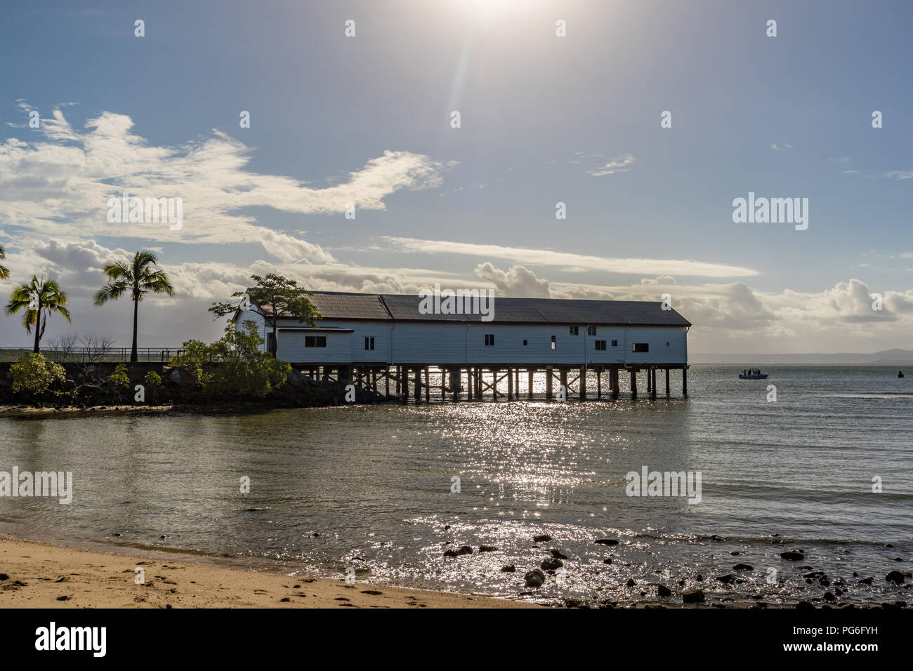 Sugar Wharf über dem Ozean unter sonnigem blauen Himmel Stockfoto
