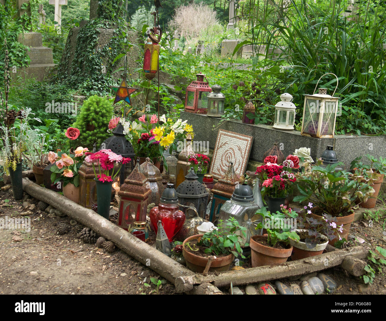 Andenken, die auf dem Grab in der Londoner Highgate Cemetery Stockfoto