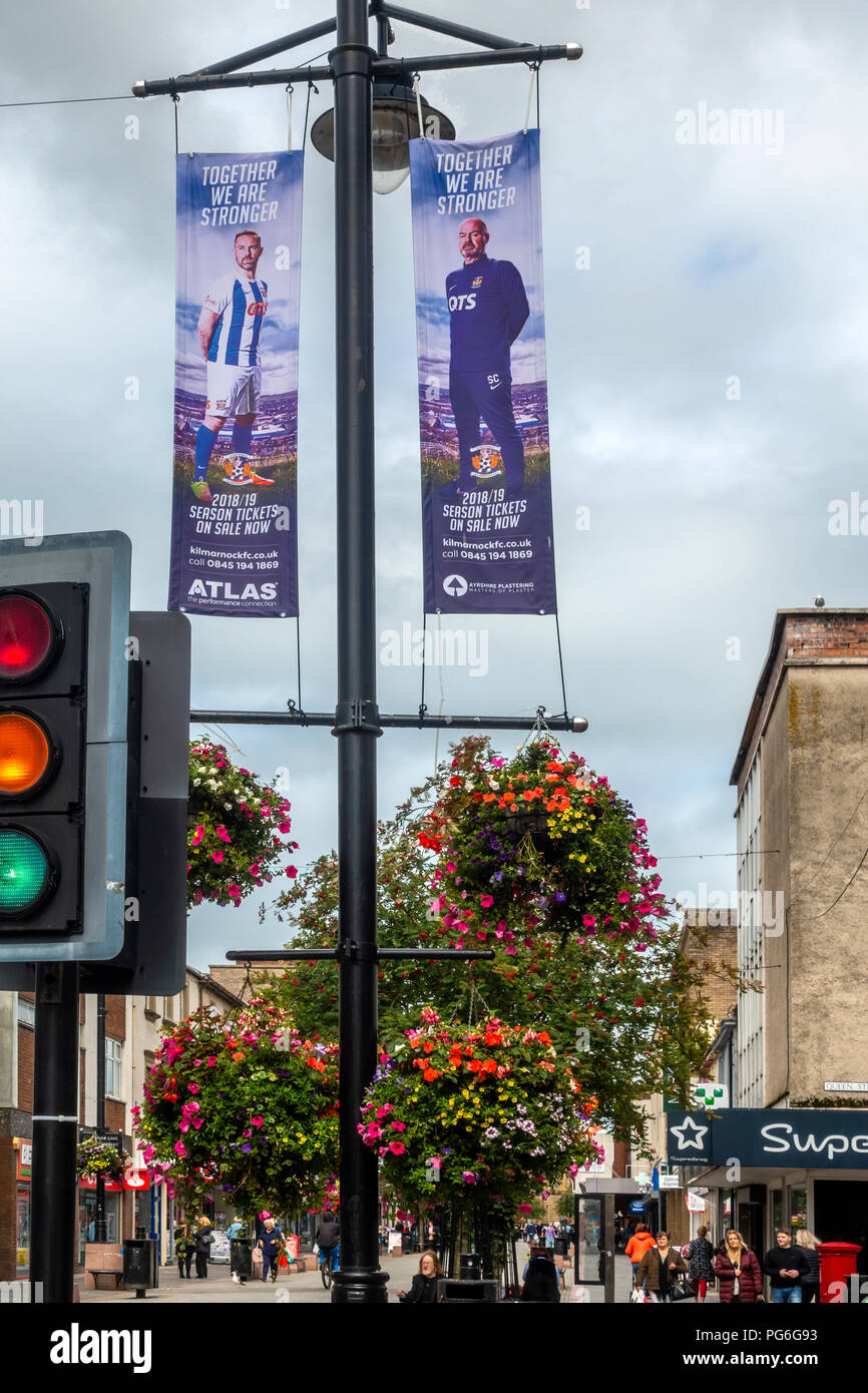 King Street, Einkaufsstraße in Kilmarnock, East Ayrshire, Schottland, mit hängenden Körben und Banner Werbung Saison Tickets für Kilmarnock FC Stockfoto