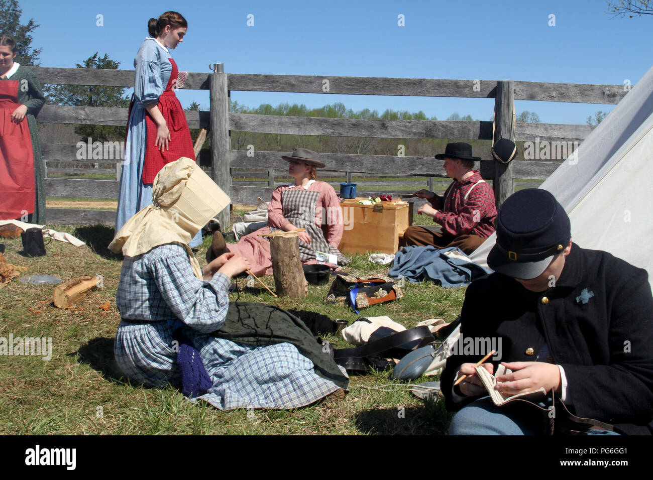 Die Konföderierte Armee camping während des amerikanischen Bürgerkrieges. Momente der Ruhe. Historische Nachstellung bei Appomattox, VA, USA. Stockfoto