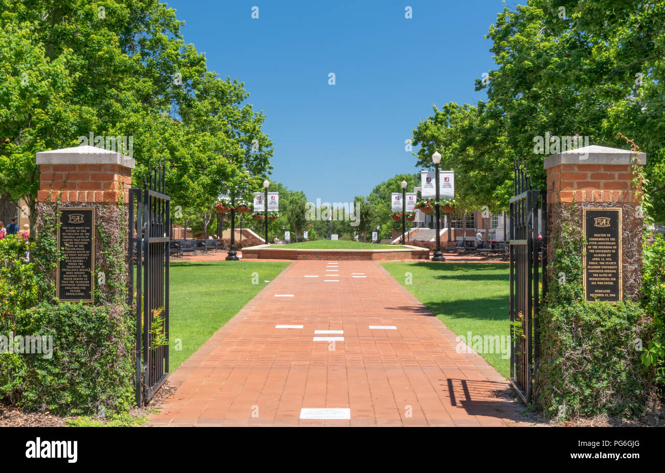 TUSCALOOSA, AL/USA - Juni 6, 2018: Historische campus Tore zum Campus der Universität von Alabama. Stockfoto