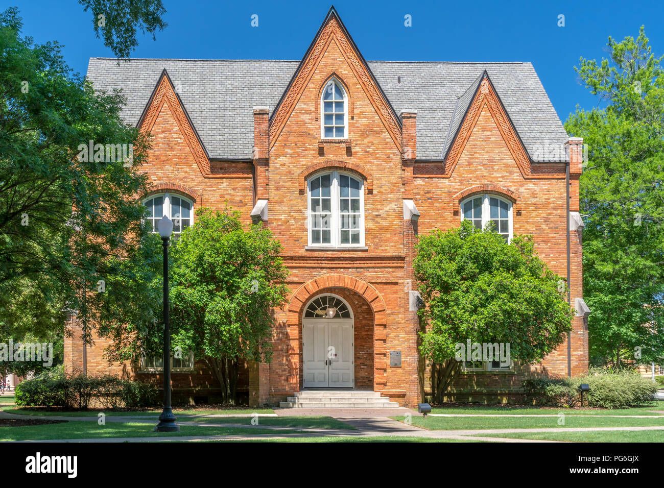 TUSCALOOSA, AL/USA - Juni 6, 2018: Oliver-Barnard Halle auf dem Campus der Universität von Alabama. Stockfoto