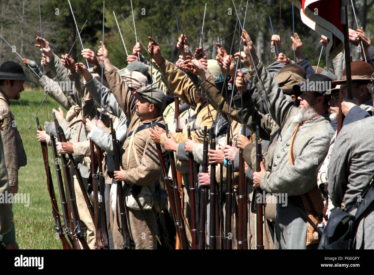 Die Bundesstaaten-Armee feuerte die Musketen. Historische Nachstellung im Appomattox Court House, VA, USA. Stockfoto