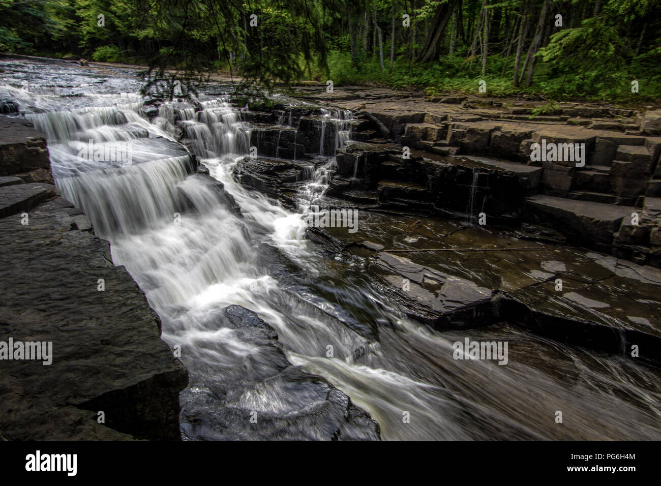 Malerische Michigan Wasserfall Landschaft. Schöne Quarzit fällt fließt durch eine Schlucht auf der Schiefertafel Fluss in der oberen Halbinsel Grafschaft Baraga. Stockfoto