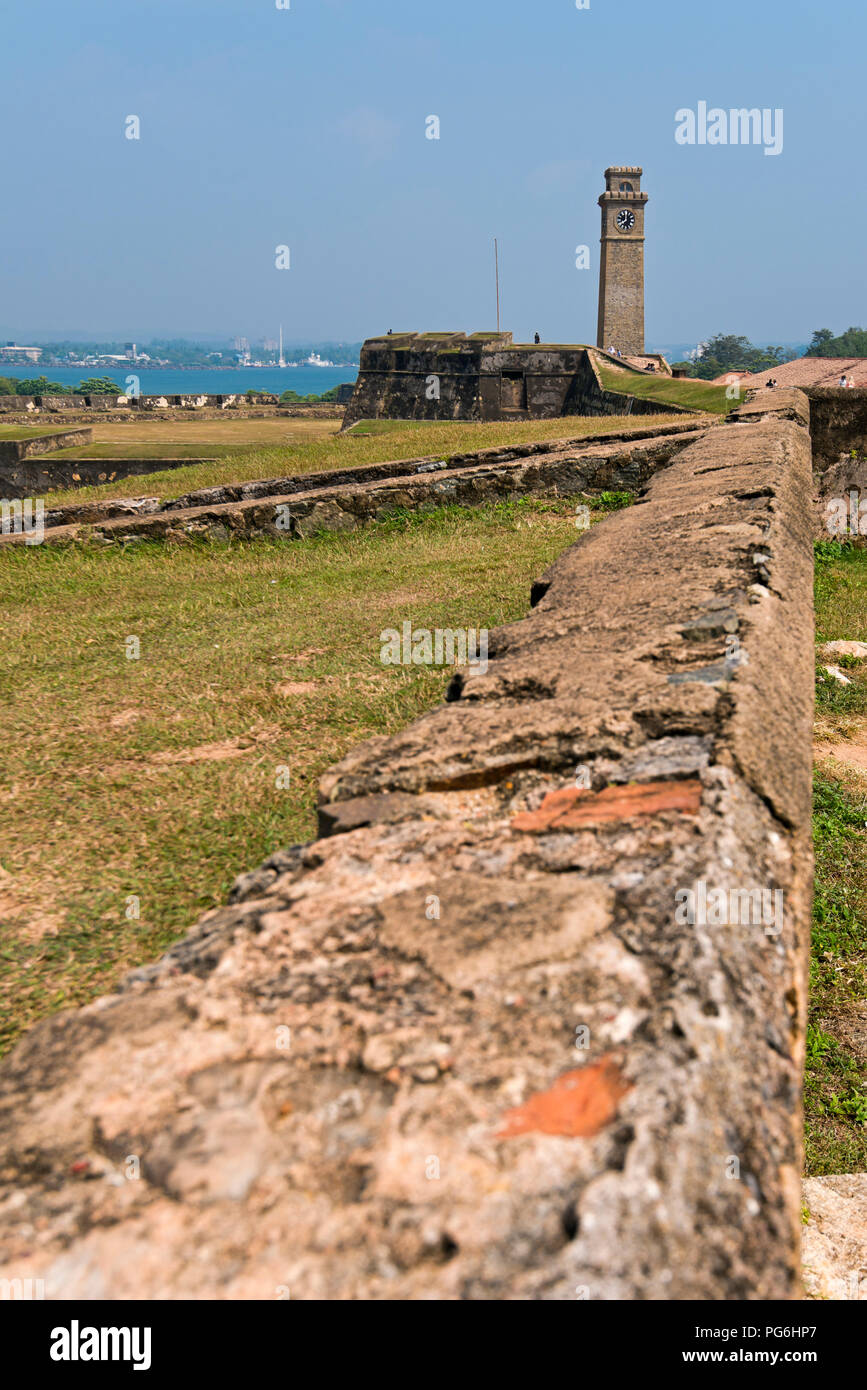 Vertikale Ansicht des berühmten Uhrenturm in Galle, Sri Lanka. Stockfoto